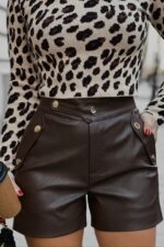 Krótkie skórzane spodenki ze złotymi napami- Brązowe - obrazek 4