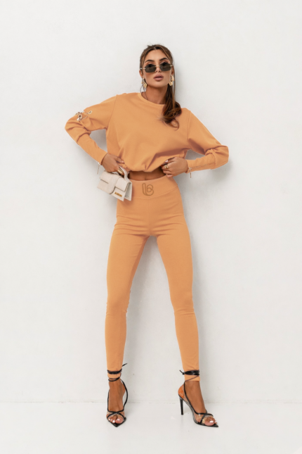 Pomarańczowy komplet dresowy Agrafka stylizacja z ekoskórą – Aniela Maison