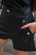 Krótkie skórzane spodenki ze złotymi napami - Czarne - obrazek 2
