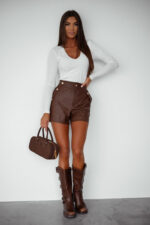 Krótkie skórzane spodenki ze złotymi napami- Brązowe - obrazek 2