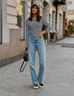 Bluzka esential w paski z rozcięciem - Czarna - obrazek 3