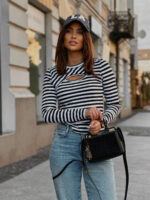 Bluzka esential w paski z rozcięciem - Czarna - obrazek 4