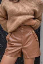 Krótkie skórzane spodenki ze złotymi napami - Karmelowe - obrazek 3