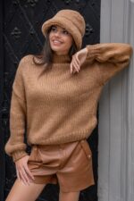 Krótkie skórzane spodenki ze złotymi napami - Karmelowe