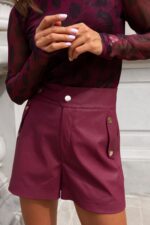 Krótkie skórzane spodenki ze złotymi napami- Bordo - obrazek 4