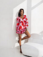 Sukienka "ANNA" krótka - Czerwone kwiaty na różu - obrazek 2